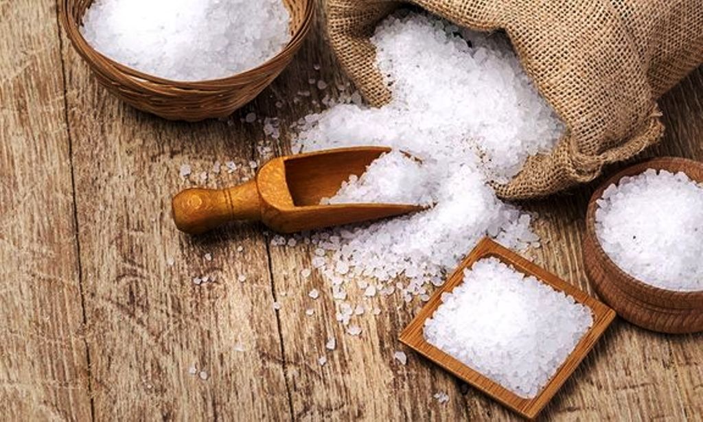 تفاوت اصلی بین نمک دریا و نمک معمولی در چیست ؟ (2 نکته مهم) تفاوت اصلی بین نمک دریا و نمک معمولی در چیست ؟ (2 نکته مهم)