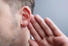 اگر شنوایی شما کم شده است بدنتان این ویتامین ها را کم دارد (2 نکته مهم)