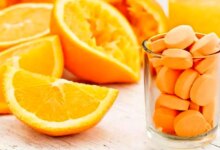 راهنمای میزان مصرف ویتامین C در افراد مختلف و عوارض استفاده بی رویه (2 نکته مهم)