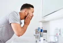 طریقه شستن چشم با آب نمک برای بهبود عفونت های چشمی (2 نکته مهم)