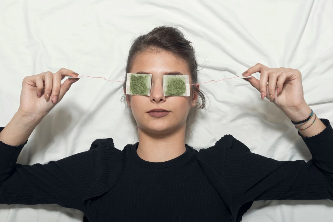 فواید شستن چشم با چای 