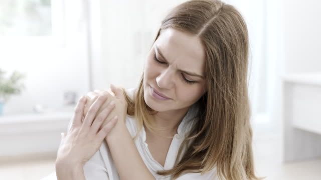 در چه صورتی باید به متخصص درد مراجعه کنم ؟ (2 نکته مهم)