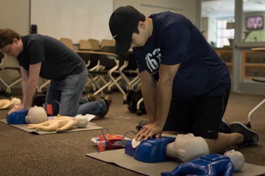 CPR چیست ؟ آموزش تصویری احیای قلبی ریوی (CPR) (2 نکته مهم)