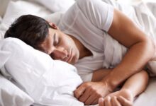 پیشگیری از خواب رفتن دستها و پاها موقع خواب (2 نکته مهم)