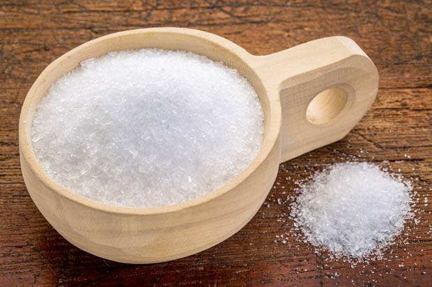 آیا خوردن نمک قبل و بعد از غذا مفید است ؟ (2 نکته مهم) آیا خوردن نمک قبل و بعد از غذا مفید است ؟ (2 نکته مهم)