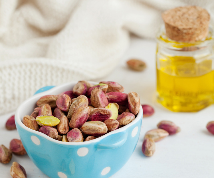 خواص شگفت انگیز روغن پسته برای سلامتی - پوست و مو (2 نکته مهم)