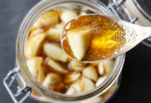 فواید بی نظیر ترکیب سیر و عسل برای سلامت بدن و درمان سرما خوردگی (2 نکته مهم)