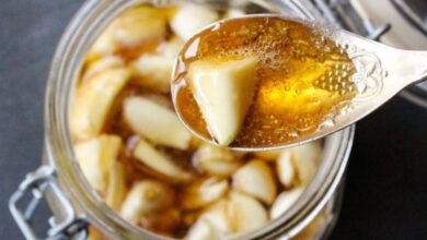 فواید بی نظیر ترکیب سیر و عسل برای سلامت بدن و درمان سرما خوردگی (2 نکته مهم)