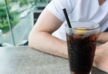 کدام نوشیدنی بهتر است؟ نوشابه رژیمی یا معمولی (2 نکته مهم)