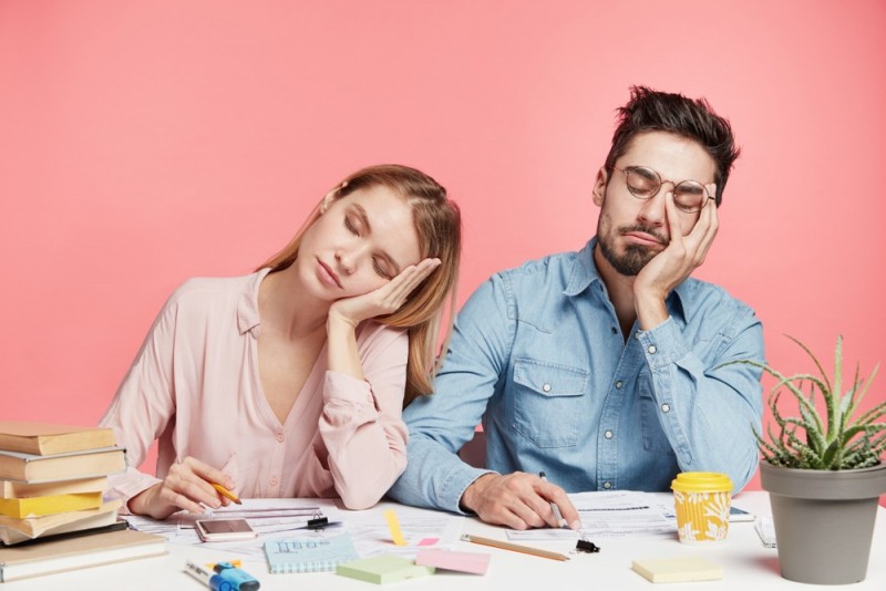 ۱۷ دلیل اصلی احساس خستگی : چرا همیشه احساس خستگی میکنیم ؟ (2 نکته مهم)