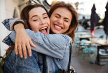 ۸ فایده باورنکردنی بغل کردن عاشقانه برای سلامتی (2 نکته مهم)