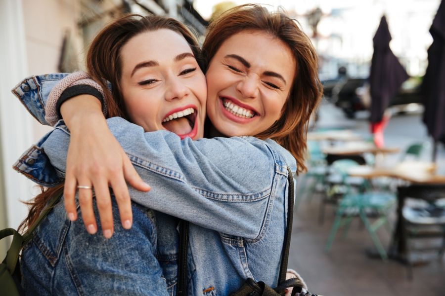 ۸ فایده باورنکردنی بغل کردن عاشقانه برای سلامتی (2 نکته مهم)