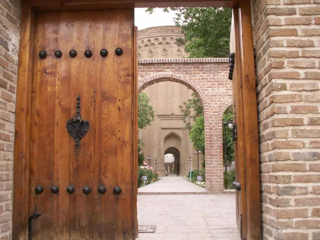 ویژگی‌های معماری برج طغرل