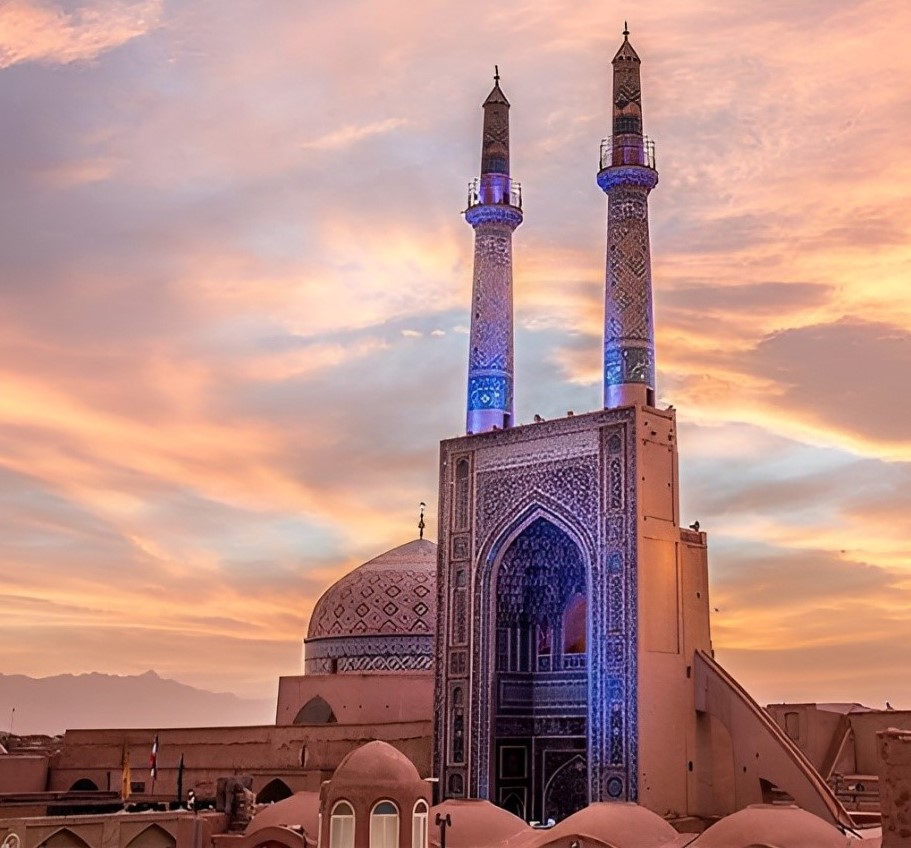 ۴. مسجد جامع یزد – ایوانی بر فراز کویر