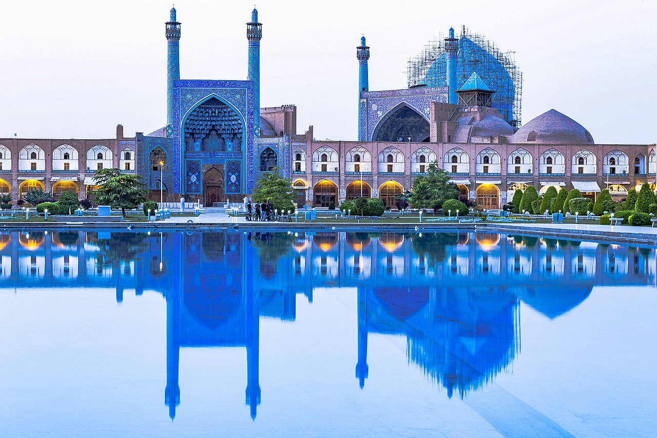 ۲. مسجد شیخ لطف‌الله، اصفهان – گنبدی به رنگ آسمان