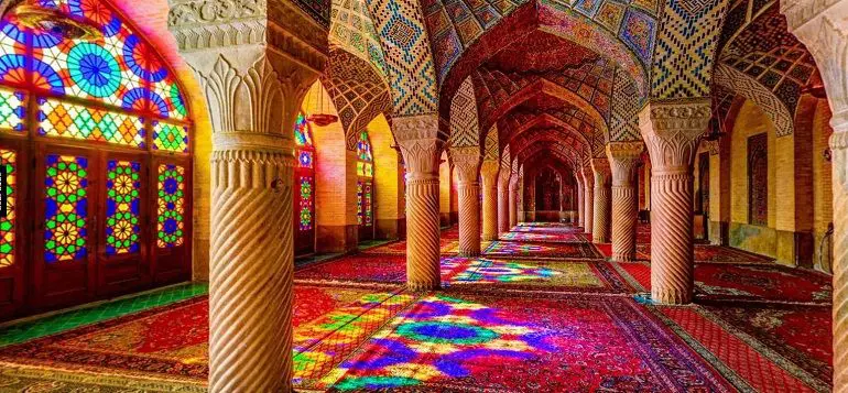 [ تصویری از شبستان با ۴۸ ستون سنگی مارپیچ در مسجد وکیل ]