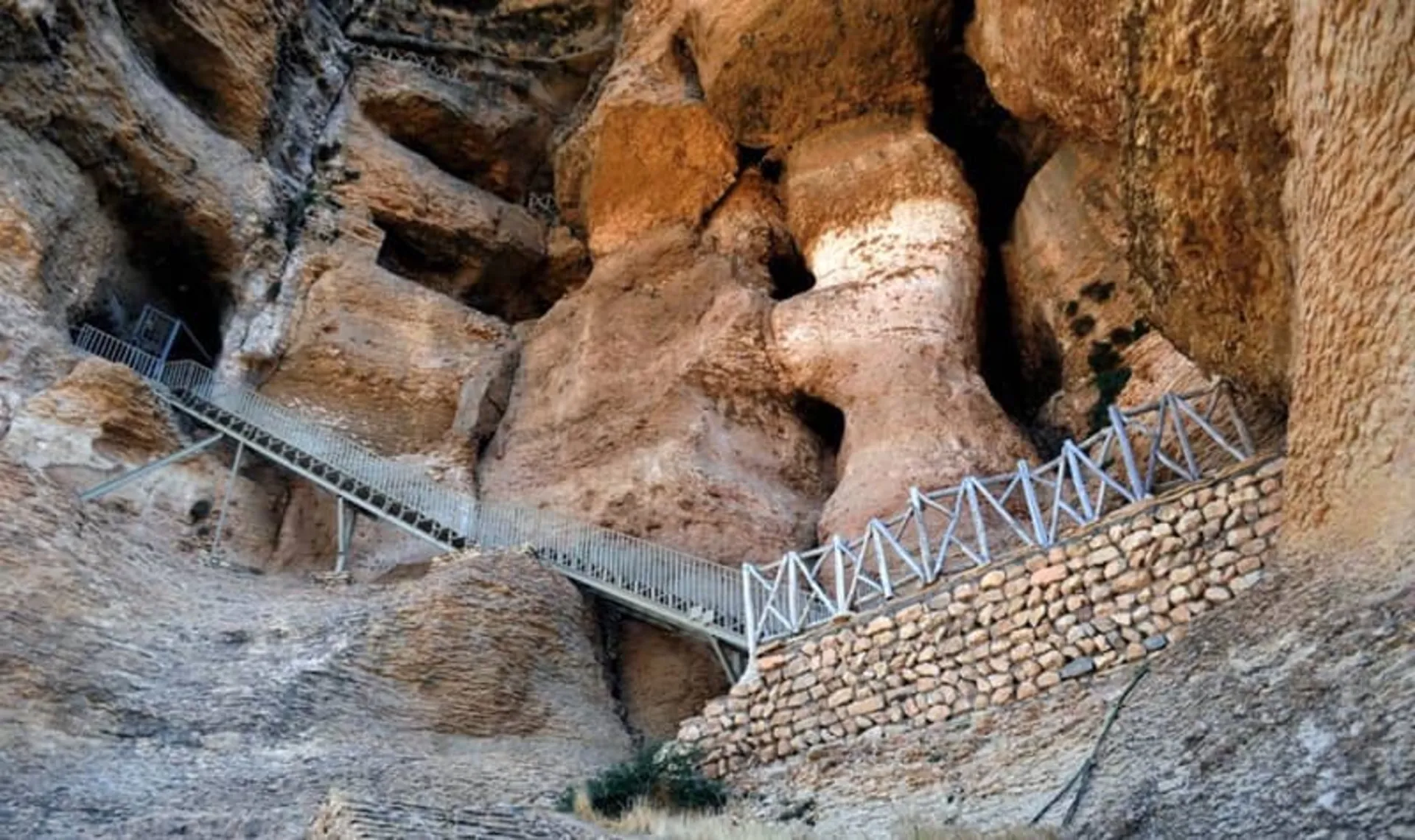 غار کرفتو : آثار باستانی استان کردستان و بزرگترین غار ایران (+ تصاویر) راهنمای نهایی شما برای برنامهریزی سفر به کرفتو