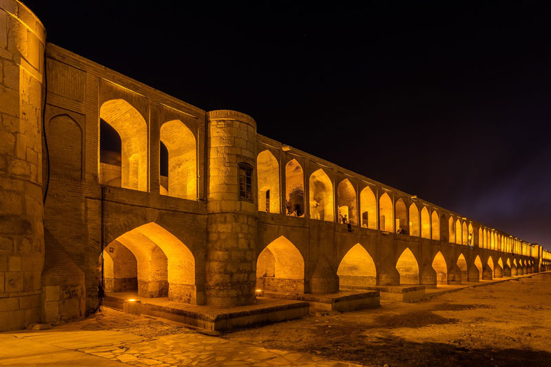 معماری و ساختار سی و سه پل