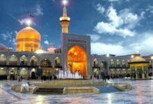 مشهد: تلفیق ایمان، تاریخ و زندگی مشهد، کلان‌شهری در شمال شرق ایران، نامی است که بی‌درنگ تصویر گنبد طلایی حرم مطهر امام رضا (ع) را در ذهن تداعی می‌کند. این شهر که به عنوان پایتخت معنوی ایران شناخته می‌شود، سالانه میزبان بیش از بیست میلیون زائر و گردشگر داخلی و خارجی است. اما جاذبه‌های مشهد به زیارت خلاصه نمی‌شود. این شهر، گنجینه‌ای غنی از تاریخ، فرهنگ، هنر و طبیعت را در خود جای داده است؛ شهری که روزگاری در مسیر جاده ابریشم قرار داشت و شاهد وقایع تاریخی بی‌شماری بوده است. سفر به مشهد، تجربه‌ای چندوجهی است. در یک سو، آرامش و معنویتی عمیق در صحن و سرای حرم رضوی موج می‌زند و در سوی دیگر، حماسه‌ و تاریخ ایران در آرامگاه فردوسی در توس طنین‌انداز است. کمی آن‌طرف‌تر، ییلاقات سرسبز طرقبه و شاندیز با هوای پاک و غذاهای لذیذ، از شما دعوت می‌کنند تا از هیاهوی زندگی شهری فاصله بگیرید. این راهنمای جامع، شما را به سفری کامل در تمام ابعاد این شهر بی‌نظیر خواهد برد و به شما نشان خواهد داد که چرا مشهد مقصدی برای تمام سلیقه‌هاست. اطلاعات کلیدی در یک نگاه بهترین فصل سفر: بهار (فروردین و اردیبهشت) برای آب و هوای مطبوع و پاییز (مهر و آبان) برای خلوتی نسبی. جاذبه غیرمنتظره: آرامگاه نادرشاه افشار با معماری قدرتمند و موزه‌ای دیدنی که شکوه یک دوران تاریخی را به نمایش می‌گذارد. تجربه فرهنگی ضروری: بازدید از موزه‌های آستان قدس رضوی، گنجینه‌ای شگفت‌انگیز از هنر و تاریخ اسلامی که در قلب حرم قرار دارد. نکته مهم آداب و رسوم: رعایت پوشش اسلامی (حجاب کامل برای بانوان و لباس پوشیده برای آقایان) در حرم مطهر و اماکن مذهبی الزامی و نشانه احترام به فرهنگ محلی است. غذای شاخص: شیشلیک در ییلاقات شاندیز یا طرقبه، تجربه‌ای بی‌نظیر از طعم کباب ایرانی که شهرت جهانی دارد. حرم امام رضا (ع): فراتر از یک زیارتگاه حرم مطهر رضوی، قلب تپنده مشهد و مهم‌ترین دلیل سفر میلیون‌ها نفر به این شهر است. اما این مجموعه عظیم، تنها یک مکان زیارتی نیست، بلکه یک شاهکار معماری و یک مرکز فرهنگی-تاریخی است که هر بازدیدکننده‌ای را مسحور خود می‌کند. تاریخچه و توسعه حرم بنای اولیه حرم به قرن سوم هجری بازمی‌گردد، اما در طول تاریخ و در دوران‌های مختلف حکومت‌های ایرانی، به‌ویژه تیموریان، صفویان و قاجار، توسعه یافته و به شکل امروزی خود درآمده است. هر گوشه از این مجموعه، یادگاری از یک دوره تاریخی و هنری است که داستان‌های بسیاری برای گفتن دارد. معماری شگفت‌انگیز: سفری در میان رنگ و نور معماری حرم، جشنواره‌ای از هنر ایرانی-اسلامی است. گنبد طلا که از کیلومترها دورتر می‌درخشد، گلدسته‌های باشکوه، و ایوان‌های عظیم با کاشی‌کاری‌های معرق و هفت‌رنگ، همگی نشان از اوج هنر معماران و هنرمندان ایرانی دارند. کاشی‌کاری‌های مسجد گوهرشاد که به دستور همسر شاهرخ تیموری ساخته شد، یکی از زیباترین نمونه‌های هنر کاشی‌کاری در جهان اسلام است. صحن‌های وسیع حرم، مانند صحن انقلاب اسلامی (صحن عتیق) و صحن آزادی (صحن نو)، فضایی برای عبادت و تأمل فراهم می‌کنند. هنر آئینه‌کاری در رواق‌هایی مانند دارالسیاده و دارالحفاظ، با انعکاس نور و ایجاد فضایی رؤیایی، بازدیدکنندگان را شگفت‌زده می‌کند. گنجینه‌های پنهان: موزه‌ها و کتابخانه آستان قدس در دل مجموعه حرم، گنجینه‌هایی ارزشمند نهفته است. موزه‌های آستان قدس رضوی، یکی از غنی‌ترین مجموعه‌های موزه‌ای ایران است. از موزه مرکزی که اشیاء تاریخی و هدایای پادشاهان را در خود جای داده، تا موزه قرآن و نفایس که میزبان قرآن‌های خطی منسوب به ائمه و آثار هنری بی‌بدیل است و موزه تخصصی فرش با کلکسیونی کم‌نظیر از قالی‌های ایرانی، همگی ارزش ساعت‌ها بازدید را دارند. کتابخانه مرکزی آستان قدس نیز با میلیون‌ها نسخه کتاب چاپی و خطی، یکی از معتبرترین مراکز علمی و فرهنگی جهان اسلام به شمار می‌رود. کاوش در تاریخ و فرهنگ غنی مشهد تاریخ غنی خراسان بزرگ، در گوشه و کنار مشهد و اطراف آن قابل لمس است. بازدید از این بناهای تاریخی، سفر شما را عمیق‌تر و پربارتر خواهد کرد. آرامگاه فردوسی در توس: ادای احترام به حماسه‌سرای بزرگ ایران در فاصله حدود ۲۰ کیلومتری شمال مشهد، شهر تاریخی توس قرار دارد که میزبان آرامگاه ابوالقاسم فردوسی، شاعر بزرگ و خالق شاهنامه است. بنای کنونی آرامگاه که توسط معمار برجسته ایرانی، هوشنگ سیحون، طراحی شده، با الهام از معماری هخامنشی و آرامگاه کوروش بزرگ، فضایی باشکوه و حماسی را ایجاد کرده است. قدم زدن در باغ سرسبز مجموعه و بازدید از نقوش برجسته سنگی که داستان‌های شاهنامه را روایت می‌کنند، تجربه‌ای فراموش‌نشدنی است. آرامگاه نادرشاه افشار: شکوه یک فاتح در مرکز شهر مشهد، بنای یادبود نادرشاه افشار، یکی از قدرتمندترین پادشاهان ایران پس از اسلام، قرار دارد. معماری مدرن و در عین حال خشن این بنا، یادآور شخصیت جنگجوی نادرشاه است. مجسمه برنزی نادرشاه سوار بر اسب که توسط مجسمه‌ساز شهیر، ابوالحسن صدیقی، ساخته شده، نماد قدرت و اقتدار اوست. موزه داخل مجموعه نیز به نمایش سلاح‌ها و اشیاء مربوط به دوره افشاریه اختصاص دارد. گنبد هارونیه: رازآلودترین بنای تاریخی توس در نزدیکی آرامگاه فردوسی، بنای آجری و مکعبی‌شکل گنبد هارونیه قرار دارد که قدمت و کاربری دقیق آن هنوز در هاله‌ای از ابهام است. برخی آن را یک خانقاه یا مدرسه مربوط به قرن هشتم هجری می‌دانند و برخی دیگر قدمت بیشتری برای آن قائل‌اند. معماری ساده و در عین حال مستحکم آن، این بنا را به یکی از رازآلودترین جاذبه‌های تاریخی منطقه تبدیل کرده است. فرار از هیاهوی شهر: ییلاقات سرسبز مشهد اطراف مشهد پر از مناطق ییلاقی و خوش آب و هواست که مقصدی عالی برای فرار از شلوغی شهر و لذت بردن از طبیعت و غذاهای محلی است. طرقبه و شاندیز: بهشت رستوران‌ها و باغ‌ها طرقبه و شاندیز دو منطقه ییلاقی معروف در غرب مشهد هستند که به خاطر رودخانه‌های خروشان، باغ‌های سرسبز و رستوران‌های متعددشان شهرت دارند. شاندیز به عنوان پایتخت شیشلیک ایران شناخته می‌شود و بهترین رستوران‌ها برای تجربه این کباب لذیذ در آنجا قرار دارند. طرقبه نیز علاوه بر رستوران‌های سنتی و آشکده‌ها، مرکز خوبی برای خرید صنایع دستی محلی مانند سبدهای حصیری و محصولات پوستی است. پارک جنگلی وکیل‌آباد و باغ گیاه‌شناسی پارک جنگلی وکیل‌آباد، یکی از بزرگ‌ترین و قدیمی‌ترین پارک‌های مشهد، با درختان کهنسال و رودخانه‌ای فصلی، فضایی دلنشین برای پیک‌نیک و استراحت فراهم می‌کند. در نزدیکی این پارک، باغ گیاه‌شناسی مشهد با طراحی زیبا و مجموعه‌ای متنوع از گیاهان از سراسر جهان، یک جاذبه علمی و تفریحی جذاب برای تمام سنین است. برنامه‌ریزی سفر به مشهد: هرآنچه باید بدانید مهم: قوانین سفر، نرخ ارز و شرایط محلی ممکن است تغییر کنند. همیشه قبل از سفر، آخرین اطلاعات را از منابع رسمی بررسی کنید. بهترین زمان برای سفر بهترین زمان سفر به مشهد از نظر آب و هوا، فصل بهار (به‌ویژه فروردین و اردیبهشت) است که هوا معتدل و طبیعت سرسبز است. فصل پاییز نیز به دلیل هوای مطبوع و خلوتی نسبی، زمان مناسبی برای سفر است. تابستان‌ها هوا گرم و خشک و زمستان‌ها سرد است. به یاد داشته باشید که در تعطیلات رسمی و مناسبت‌های مذهبی، شهر بسیار شلوغ است. فصل آب و هوا مزایا معایب بهار معتدل و دلپذیر طبیعت سرسبز، بهترین آب و هوا شلوغی در ایام نوروز تابستان گرم و خشک روزهای بلند برای گشت و گذار گرمای هوا ممکن است آزاردهنده باشد پاییز خنک و مطبوع خلوتی نسبی، رنگ‌های زیبای طبیعت کوتاهی روزها زمستان سرد خلوت‌ترین زمان سال، هزینه‌های پایین‌تر سرمای شدید هوا حمل و نقل درون‌شهری سیستم حمل و نقل عمومی مشهد کارآمد است. دو خط فعال مترو، بخش‌های مهم شهر را به یکدیگر متصل می‌کنند و دسترسی به حرم مطهر و پایانه مسافربری را آسان می‌سازند. اتوبوس‌های تندرو (BRT) و تاکسی‌های اینترنتی نیز گزینه‌های در دسترس و مقرون‌به‌صرفه‌ای برای جابجایی در شهر هستند. اقامت در مشهد مشهد به دلیل ماهیت توریستی خود، گزینه‌های اقامتی بسیار متنوعی برای هر بودجه‌ای دارد. از هتل‌های پنج ستاره و مجلل در خیابان‌های منتهی به حرم گرفته تا هتل آپارتمان‌ها، مهمان‌پذیرها و اقامتگاه‌های اقتصادی در سایر نقاط شهر، انتخاب‌های فراوانی پیش روی شماست. تجربه‌ای لذیذ از آشپزی خراسانی سفر به مشهد بدون چشیدن طعم غذاهای محلی آن کامل نمی‌شود. آشپزی خراسانی، غنی و متنوع است و تجربه‌ای لذیذ را برای شما رقم خواهد زد. غذاهایی که حتما باید امتحان کنید شله مشهدی: این آش غلیظ و پرملات که با گوشت، حبوبات و ادویه‌های فراوان پخته می‌شود، مشهورترین غذای محلی مشهد است و در فهرست میراث معنوی ایران به ثبت رسیده است. شیشلیک: همانطور که اشاره شد، شیشلیک شاندیز شهرت جهانی دارد. این کباب که از تکه‌های دنده گوسفندی تهیه می‌شود، بسیار لذیذ و آبدار است. دیگچه: این دسر شیرین که شبیه به شیربرنج است و با زعفران و گلاب طعم‌دار می‌شود، یکی از دسرهای سنتی و محبوب مشهدی‌هاست. سوغات خوراکی: طعم مشهد را به خانه ببرید خراسان، قطب تولید زعفران و زرشک در جهان است. خرید زعفران و زرشک باکیفیت، بهترین سوغاتی است که می‌توانید از مشهد تهیه کنید. نبات و انواع خشکبار نیز از دیگر سوغات خوراکی محبوب این شهر هستند. از بازارهای سنتی تا مراکز خرید مدرن مشهد شهری عالی برای خرید است، چه به دنبال سوغات سنتی و زیارتی باشید و چه علاقه‌مند به برندهای مدرن. بازار رضا: این بازار سرپوشیده و طولانی که در نزدیکی حرم قرار دارد، اصلی‌ترین مرکز خرید سوغات زیارتی است. در این بازار می‌توانید انواع عطر، سجاده، مهر، تسبیح و انگشترهای فیروزه و عقیق را پیدا کنید. مراکز خرید مدرن: مجتمع‌های تجاری بزرگی مانند آرمیتاژ، الماس شرق و وصال، با فروشگاه‌های متنوع، فودکورت‌ها و امکانات تفریحی، تجربه‌ای مدرن از خرید را ارائه می‌دهند. صنایع دستی: علاوه بر انگشترهای فیروزه نیشابور که شهرت جهانی دارند، محصولات چرمی، قالی‌های دستباف و پوستین‌دوزی نیز از صنایع دستی مهم خراسان به شمار می‌روند. برنامه سفر سه روزه در مشهد برای استفاده بهینه از زمان، می‌توانید از این برنامه پیشنهادی استفاده کنید: روز برنامه پیشنهادی روز اول (معنوی و تاریخی) صبح: زیارت حرم مطهر و بازدید از موزه‌های آستان قدس. بعد از ظهر: بازدید از آرامگاه نادرشاه افشار. شب: گشت و گذار در اطراف حرم و خرید از بازار رضا. روز دوم (فرهنگی و طبیعی) صبح: سفر به توس، بازدید از آرامگاه فردوسی و گنبد هارونیه. بعد از ظهر: بازگشت به مشهد. عصر و شب: رفتن به طرقبه، صرف شام در یکی از رستوران‌های سنتی و خرید صنایع دستی. روز سوم (تفریح و غذا) صبح: بازدید از پارک جنگلی وکیل‌آباد و باغ گیاه‌شناسی. بعد از ظهر: رفتن به شاندیز برای صرف ناهار (شیشلیک). عصر: خرید از مراکز خرید مدرن و آمادگی برای بازگشت. سوالات متداول درباره سفر به مشهد ۱. آیا مشهد فقط یک شهر زیارتی است؟ خیر. اگرچه حرم مطهر امام رضا (ع) مهم‌ترین جاذبه شهر است، اما مشهد دارای جاذبه‌های تاریخی، فرهنگی، طبیعی و تفریحی فراوانی است که آن را به مقصدی مناسب برای انواع سلیقه‌ها تبدیل کرده است. ۲. برای گشت و گذار در مشهد چند روز زمان لازم است؟ برای بازدید از جاذبه‌های اصلی شهر و اطراف آن، یک برنامه ۳ تا ۴ روزه ایده‌آل است. این زمان به شما اجازه می‌دهد تا با آرامش از مکان‌های دیدنی بازدید کرده و از ییلاقات نیز لذت ببرید. ۳. بهترین و اقتصادی‌ترین راه برای حمل و نقل در مشهد چیست؟ استفاده از مترو بهترین و سریع‌ترین راه برای جابجایی در مسیرهای اصلی است. برای سایر مسیرها، ترکیب استفاده از اتوبوس و تاکسی‌های اینترنتی بسیار مقرون‌به‌صرفه خواهد بود. ۴. مشهورترین سوغات مشهد به غیر از زعفران و زرشک چیست؟ انگشتر فیروزه و عقیق، عطرهای مذهبی، نبات، و صنایع دستی چرمی از مشهورترین سوغات مشهد هستند. ۵. آیا برای بازدید از تمام بخش‌های حرم مطهر رضوی محدودیتی برای غیرمسلمانان وجود دارد؟ گردشگران غیرمسلمان می‌توانند از صحن‌ها، موزه و کتابخانه بازدید کنند. ورود به داخل روضه منوره (محوطه اصلی ضریح) صرفاً برای مسلمانان امکان‌پذیر است. راهنماهایی در ورودی‌های حرم برای راهنمایی گردشگران خارجی حضور دارند. راهنمای نهایی شما برای برنامه‌ریزی یک سفر فراموش‌نشدنی به مشهد مشهد شهری است که در هر گوشه آن، داستانی برای گفتن و جاذبه‌ای برای کشف کردن وجود دارد. از آرامش عمیق در حرم مطهر گرفته تا غرور حماسی در آرامگاه فردوسی و لذت چشیدن طعم‌های بی‌نظیر در ییلاقات سرسبز، این شهر مجموعه‌ای کامل از تجربیات را به مسافران خود هدیه می‌دهد. مشهد تنها یک مقصد نیست، بلکه یک سفر کامل است؛ سفری به اعماق تاریخ، فرهنگ و معنویت ایران. اکنون که با شگفتی‌های پایتخت معنوی ایران آشنا شدید، زمان آن است که ماجراجویی خود را برای کشف این شهر بی‌نظیر آغاز کنید.