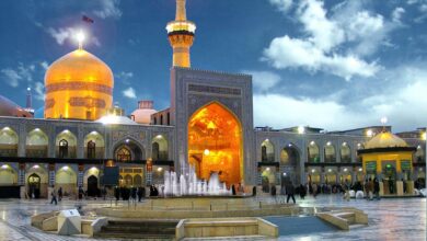 مشهد: تلفیق ایمان، تاریخ و زندگی مشهد، کلان‌شهری در شمال شرق ایران، نامی است که بی‌درنگ تصویر گنبد طلایی حرم مطهر امام رضا (ع) را در ذهن تداعی می‌کند. این شهر که به عنوان پایتخت معنوی ایران شناخته می‌شود، سالانه میزبان بیش از بیست میلیون زائر و گردشگر داخلی و خارجی است. اما جاذبه‌های مشهد به زیارت خلاصه نمی‌شود. این شهر، گنجینه‌ای غنی از تاریخ، فرهنگ، هنر و طبیعت را در خود جای داده است؛ شهری که روزگاری در مسیر جاده ابریشم قرار داشت و شاهد وقایع تاریخی بی‌شماری بوده است. سفر به مشهد، تجربه‌ای چندوجهی است. در یک سو، آرامش و معنویتی عمیق در صحن و سرای حرم رضوی موج می‌زند و در سوی دیگر، حماسه‌ و تاریخ ایران در آرامگاه فردوسی در توس طنین‌انداز است. کمی آن‌طرف‌تر، ییلاقات سرسبز طرقبه و شاندیز با هوای پاک و غذاهای لذیذ، از شما دعوت می‌کنند تا از هیاهوی زندگی شهری فاصله بگیرید. این راهنمای جامع، شما را به سفری کامل در تمام ابعاد این شهر بی‌نظیر خواهد برد و به شما نشان خواهد داد که چرا مشهد مقصدی برای تمام سلیقه‌هاست. اطلاعات کلیدی در یک نگاه بهترین فصل سفر: بهار (فروردین و اردیبهشت) برای آب و هوای مطبوع و پاییز (مهر و آبان) برای خلوتی نسبی. جاذبه غیرمنتظره: آرامگاه نادرشاه افشار با معماری قدرتمند و موزه‌ای دیدنی که شکوه یک دوران تاریخی را به نمایش می‌گذارد. تجربه فرهنگی ضروری: بازدید از موزه‌های آستان قدس رضوی، گنجینه‌ای شگفت‌انگیز از هنر و تاریخ اسلامی که در قلب حرم قرار دارد. نکته مهم آداب و رسوم: رعایت پوشش اسلامی (حجاب کامل برای بانوان و لباس پوشیده برای آقایان) در حرم مطهر و اماکن مذهبی الزامی و نشانه احترام به فرهنگ محلی است. غذای شاخص: شیشلیک در ییلاقات شاندیز یا طرقبه، تجربه‌ای بی‌نظیر از طعم کباب ایرانی که شهرت جهانی دارد. حرم امام رضا (ع): فراتر از یک زیارتگاه حرم مطهر رضوی، قلب تپنده مشهد و مهم‌ترین دلیل سفر میلیون‌ها نفر به این شهر است. اما این مجموعه عظیم، تنها یک مکان زیارتی نیست، بلکه یک شاهکار معماری و یک مرکز فرهنگی-تاریخی است که هر بازدیدکننده‌ای را مسحور خود می‌کند. تاریخچه و توسعه حرم بنای اولیه حرم به قرن سوم هجری بازمی‌گردد، اما در طول تاریخ و در دوران‌های مختلف حکومت‌های ایرانی، به‌ویژه تیموریان، صفویان و قاجار، توسعه یافته و به شکل امروزی خود درآمده است. هر گوشه از این مجموعه، یادگاری از یک دوره تاریخی و هنری است که داستان‌های بسیاری برای گفتن دارد. معماری شگفت‌انگیز: سفری در میان رنگ و نور معماری حرم، جشنواره‌ای از هنر ایرانی-اسلامی است. گنبد طلا که از کیلومترها دورتر می‌درخشد، گلدسته‌های باشکوه، و ایوان‌های عظیم با کاشی‌کاری‌های معرق و هفت‌رنگ، همگی نشان از اوج هنر معماران و هنرمندان ایرانی دارند. کاشی‌کاری‌های مسجد گوهرشاد که به دستور همسر شاهرخ تیموری ساخته شد، یکی از زیباترین نمونه‌های هنر کاشی‌کاری در جهان اسلام است. صحن‌های وسیع حرم، مانند صحن انقلاب اسلامی (صحن عتیق) و صحن آزادی (صحن نو)، فضایی برای عبادت و تأمل فراهم می‌کنند. هنر آئینه‌کاری در رواق‌هایی مانند دارالسیاده و دارالحفاظ، با انعکاس نور و ایجاد فضایی رؤیایی، بازدیدکنندگان را شگفت‌زده می‌کند. گنجینه‌های پنهان: موزه‌ها و کتابخانه آستان قدس در دل مجموعه حرم، گنجینه‌هایی ارزشمند نهفته است. موزه‌های آستان قدس رضوی، یکی از غنی‌ترین مجموعه‌های موزه‌ای ایران است. از موزه مرکزی که اشیاء تاریخی و هدایای پادشاهان را در خود جای داده، تا موزه قرآن و نفایس که میزبان قرآن‌های خطی منسوب به ائمه و آثار هنری بی‌بدیل است و موزه تخصصی فرش با کلکسیونی کم‌نظیر از قالی‌های ایرانی، همگی ارزش ساعت‌ها بازدید را دارند. کتابخانه مرکزی آستان قدس نیز با میلیون‌ها نسخه کتاب چاپی و خطی، یکی از معتبرترین مراکز علمی و فرهنگی جهان اسلام به شمار می‌رود. کاوش در تاریخ و فرهنگ غنی مشهد تاریخ غنی خراسان بزرگ، در گوشه و کنار مشهد و اطراف آن قابل لمس است. بازدید از این بناهای تاریخی، سفر شما را عمیق‌تر و پربارتر خواهد کرد. آرامگاه فردوسی در توس: ادای احترام به حماسه‌سرای بزرگ ایران در فاصله حدود ۲۰ کیلومتری شمال مشهد، شهر تاریخی توس قرار دارد که میزبان آرامگاه ابوالقاسم فردوسی، شاعر بزرگ و خالق شاهنامه است. بنای کنونی آرامگاه که توسط معمار برجسته ایرانی، هوشنگ سیحون، طراحی شده، با الهام از معماری هخامنشی و آرامگاه کوروش بزرگ، فضایی باشکوه و حماسی را ایجاد کرده است. قدم زدن در باغ سرسبز مجموعه و بازدید از نقوش برجسته سنگی که داستان‌های شاهنامه را روایت می‌کنند، تجربه‌ای فراموش‌نشدنی است. آرامگاه نادرشاه افشار: شکوه یک فاتح در مرکز شهر مشهد، بنای یادبود نادرشاه افشار، یکی از قدرتمندترین پادشاهان ایران پس از اسلام، قرار دارد. معماری مدرن و در عین حال خشن این بنا، یادآور شخصیت جنگجوی نادرشاه است. مجسمه برنزی نادرشاه سوار بر اسب که توسط مجسمه‌ساز شهیر، ابوالحسن صدیقی، ساخته شده، نماد قدرت و اقتدار اوست. موزه داخل مجموعه نیز به نمایش سلاح‌ها و اشیاء مربوط به دوره افشاریه اختصاص دارد. گنبد هارونیه: رازآلودترین بنای تاریخی توس در نزدیکی آرامگاه فردوسی، بنای آجری و مکعبی‌شکل گنبد هارونیه قرار دارد که قدمت و کاربری دقیق آن هنوز در هاله‌ای از ابهام است. برخی آن را یک خانقاه یا مدرسه مربوط به قرن هشتم هجری می‌دانند و برخی دیگر قدمت بیشتری برای آن قائل‌اند. معماری ساده و در عین حال مستحکم آن، این بنا را به یکی از رازآلودترین جاذبه‌های تاریخی منطقه تبدیل کرده است. فرار از هیاهوی شهر: ییلاقات سرسبز مشهد اطراف مشهد پر از مناطق ییلاقی و خوش آب و هواست که مقصدی عالی برای فرار از شلوغی شهر و لذت بردن از طبیعت و غذاهای محلی است. طرقبه و شاندیز: بهشت رستوران‌ها و باغ‌ها طرقبه و شاندیز دو منطقه ییلاقی معروف در غرب مشهد هستند که به خاطر رودخانه‌های خروشان، باغ‌های سرسبز و رستوران‌های متعددشان شهرت دارند. شاندیز به عنوان پایتخت شیشلیک ایران شناخته می‌شود و بهترین رستوران‌ها برای تجربه این کباب لذیذ در آنجا قرار دارند. طرقبه نیز علاوه بر رستوران‌های سنتی و آشکده‌ها، مرکز خوبی برای خرید صنایع دستی محلی مانند سبدهای حصیری و محصولات پوستی است. پارک جنگلی وکیل‌آباد و باغ گیاه‌شناسی پارک جنگلی وکیل‌آباد، یکی از بزرگ‌ترین و قدیمی‌ترین پارک‌های مشهد، با درختان کهنسال و رودخانه‌ای فصلی، فضایی دلنشین برای پیک‌نیک و استراحت فراهم می‌کند. در نزدیکی این پارک، باغ گیاه‌شناسی مشهد با طراحی زیبا و مجموعه‌ای متنوع از گیاهان از سراسر جهان، یک جاذبه علمی و تفریحی جذاب برای تمام سنین است. برنامه‌ریزی سفر به مشهد: هرآنچه باید بدانید مهم: قوانین سفر، نرخ ارز و شرایط محلی ممکن است تغییر کنند. همیشه قبل از سفر، آخرین اطلاعات را از منابع رسمی بررسی کنید. بهترین زمان برای سفر بهترین زمان سفر به مشهد از نظر آب و هوا، فصل بهار (به‌ویژه فروردین و اردیبهشت) است که هوا معتدل و طبیعت سرسبز است. فصل پاییز نیز به دلیل هوای مطبوع و خلوتی نسبی، زمان مناسبی برای سفر است. تابستان‌ها هوا گرم و خشک و زمستان‌ها سرد است. به یاد داشته باشید که در تعطیلات رسمی و مناسبت‌های مذهبی، شهر بسیار شلوغ است. فصل آب و هوا مزایا معایب بهار معتدل و دلپذیر طبیعت سرسبز، بهترین آب و هوا شلوغی در ایام نوروز تابستان گرم و خشک روزهای بلند برای گشت و گذار گرمای هوا ممکن است آزاردهنده باشد پاییز خنک و مطبوع خلوتی نسبی، رنگ‌های زیبای طبیعت کوتاهی روزها زمستان سرد خلوت‌ترین زمان سال، هزینه‌های پایین‌تر سرمای شدید هوا حمل و نقل درون‌شهری سیستم حمل و نقل عمومی مشهد کارآمد است. دو خط فعال مترو، بخش‌های مهم شهر را به یکدیگر متصل می‌کنند و دسترسی به حرم مطهر و پایانه مسافربری را آسان می‌سازند. اتوبوس‌های تندرو (BRT) و تاکسی‌های اینترنتی نیز گزینه‌های در دسترس و مقرون‌به‌صرفه‌ای برای جابجایی در شهر هستند. اقامت در مشهد مشهد به دلیل ماهیت توریستی خود، گزینه‌های اقامتی بسیار متنوعی برای هر بودجه‌ای دارد. از هتل‌های پنج ستاره و مجلل در خیابان‌های منتهی به حرم گرفته تا هتل آپارتمان‌ها، مهمان‌پذیرها و اقامتگاه‌های اقتصادی در سایر نقاط شهر، انتخاب‌های فراوانی پیش روی شماست. تجربه‌ای لذیذ از آشپزی خراسانی سفر به مشهد بدون چشیدن طعم غذاهای محلی آن کامل نمی‌شود. آشپزی خراسانی، غنی و متنوع است و تجربه‌ای لذیذ را برای شما رقم خواهد زد. غذاهایی که حتما باید امتحان کنید شله مشهدی: این آش غلیظ و پرملات که با گوشت، حبوبات و ادویه‌های فراوان پخته می‌شود، مشهورترین غذای محلی مشهد است و در فهرست میراث معنوی ایران به ثبت رسیده است. شیشلیک: همانطور که اشاره شد، شیشلیک شاندیز شهرت جهانی دارد. این کباب که از تکه‌های دنده گوسفندی تهیه می‌شود، بسیار لذیذ و آبدار است. دیگچه: این دسر شیرین که شبیه به شیربرنج است و با زعفران و گلاب طعم‌دار می‌شود، یکی از دسرهای سنتی و محبوب مشهدی‌هاست. سوغات خوراکی: طعم مشهد را به خانه ببرید خراسان، قطب تولید زعفران و زرشک در جهان است. خرید زعفران و زرشک باکیفیت، بهترین سوغاتی است که می‌توانید از مشهد تهیه کنید. نبات و انواع خشکبار نیز از دیگر سوغات خوراکی محبوب این شهر هستند. از بازارهای سنتی تا مراکز خرید مدرن مشهد شهری عالی برای خرید است، چه به دنبال سوغات سنتی و زیارتی باشید و چه علاقه‌مند به برندهای مدرن. بازار رضا: این بازار سرپوشیده و طولانی که در نزدیکی حرم قرار دارد، اصلی‌ترین مرکز خرید سوغات زیارتی است. در این بازار می‌توانید انواع عطر، سجاده، مهر، تسبیح و انگشترهای فیروزه و عقیق را پیدا کنید. مراکز خرید مدرن: مجتمع‌های تجاری بزرگی مانند آرمیتاژ، الماس شرق و وصال، با فروشگاه‌های متنوع، فودکورت‌ها و امکانات تفریحی، تجربه‌ای مدرن از خرید را ارائه می‌دهند. صنایع دستی: علاوه بر انگشترهای فیروزه نیشابور که شهرت جهانی دارند، محصولات چرمی، قالی‌های دستباف و پوستین‌دوزی نیز از صنایع دستی مهم خراسان به شمار می‌روند. برنامه سفر سه روزه در مشهد برای استفاده بهینه از زمان، می‌توانید از این برنامه پیشنهادی استفاده کنید: روز برنامه پیشنهادی روز اول (معنوی و تاریخی) صبح: زیارت حرم مطهر و بازدید از موزه‌های آستان قدس. بعد از ظهر: بازدید از آرامگاه نادرشاه افشار. شب: گشت و گذار در اطراف حرم و خرید از بازار رضا. روز دوم (فرهنگی و طبیعی) صبح: سفر به توس، بازدید از آرامگاه فردوسی و گنبد هارونیه. بعد از ظهر: بازگشت به مشهد. عصر و شب: رفتن به طرقبه، صرف شام در یکی از رستوران‌های سنتی و خرید صنایع دستی. روز سوم (تفریح و غذا) صبح: بازدید از پارک جنگلی وکیل‌آباد و باغ گیاه‌شناسی. بعد از ظهر: رفتن به شاندیز برای صرف ناهار (شیشلیک). عصر: خرید از مراکز خرید مدرن و آمادگی برای بازگشت. سوالات متداول درباره سفر به مشهد ۱. آیا مشهد فقط یک شهر زیارتی است؟ خیر. اگرچه حرم مطهر امام رضا (ع) مهم‌ترین جاذبه شهر است، اما مشهد دارای جاذبه‌های تاریخی، فرهنگی، طبیعی و تفریحی فراوانی است که آن را به مقصدی مناسب برای انواع سلیقه‌ها تبدیل کرده است. ۲. برای گشت و گذار در مشهد چند روز زمان لازم است؟ برای بازدید از جاذبه‌های اصلی شهر و اطراف آن، یک برنامه ۳ تا ۴ روزه ایده‌آل است. این زمان به شما اجازه می‌دهد تا با آرامش از مکان‌های دیدنی بازدید کرده و از ییلاقات نیز لذت ببرید. ۳. بهترین و اقتصادی‌ترین راه برای حمل و نقل در مشهد چیست؟ استفاده از مترو بهترین و سریع‌ترین راه برای جابجایی در مسیرهای اصلی است. برای سایر مسیرها، ترکیب استفاده از اتوبوس و تاکسی‌های اینترنتی بسیار مقرون‌به‌صرفه خواهد بود. ۴. مشهورترین سوغات مشهد به غیر از زعفران و زرشک چیست؟ انگشتر فیروزه و عقیق، عطرهای مذهبی، نبات، و صنایع دستی چرمی از مشهورترین سوغات مشهد هستند. ۵. آیا برای بازدید از تمام بخش‌های حرم مطهر رضوی محدودیتی برای غیرمسلمانان وجود دارد؟ گردشگران غیرمسلمان می‌توانند از صحن‌ها، موزه و کتابخانه بازدید کنند. ورود به داخل روضه منوره (محوطه اصلی ضریح) صرفاً برای مسلمانان امکان‌پذیر است. راهنماهایی در ورودی‌های حرم برای راهنمایی گردشگران خارجی حضور دارند. راهنمای نهایی شما برای برنامه‌ریزی یک سفر فراموش‌نشدنی به مشهد مشهد شهری است که در هر گوشه آن، داستانی برای گفتن و جاذبه‌ای برای کشف کردن وجود دارد. از آرامش عمیق در حرم مطهر گرفته تا غرور حماسی در آرامگاه فردوسی و لذت چشیدن طعم‌های بی‌نظیر در ییلاقات سرسبز، این شهر مجموعه‌ای کامل از تجربیات را به مسافران خود هدیه می‌دهد. مشهد تنها یک مقصد نیست، بلکه یک سفر کامل است؛ سفری به اعماق تاریخ، فرهنگ و معنویت ایران. اکنون که با شگفتی‌های پایتخت معنوی ایران آشنا شدید، زمان آن است که ماجراجویی خود را برای کشف این شهر بی‌نظیر آغاز کنید.