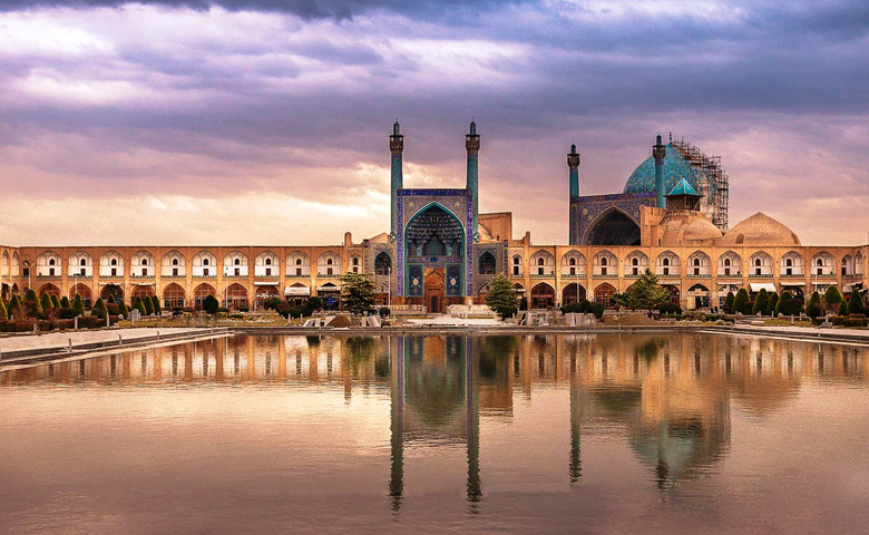 ۲. مسجد شیخ لطف‌الله، اصفهان – گنبدی به رنگ آسمان