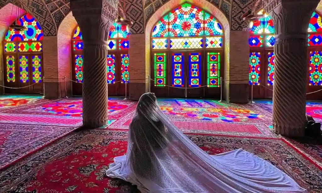 ۱. مسجد نصیرالملک، شیراز – رقص نور و رنگ