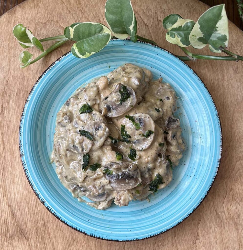 طرز تهیه خوراک مرغ مارسالا خوشمزه و خامه‌ای (فیلم آموزشی)