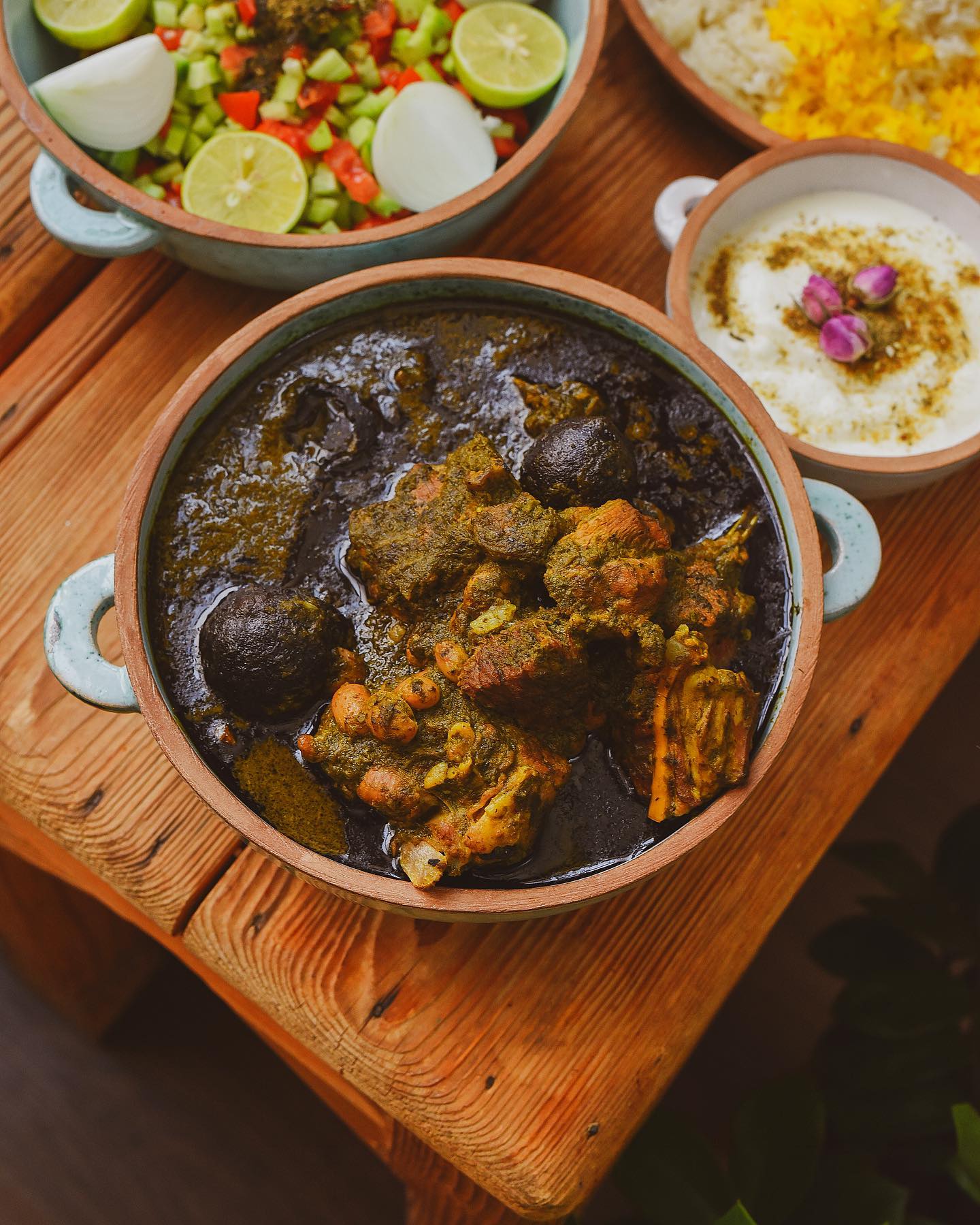 طرز تهیه قورمه سبزی تهرانی (مرحله به مرحله)