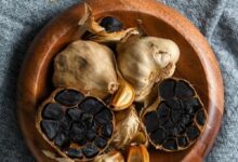 خواص علمی و مضرات احتمالی سیر سیاه: از ابرغذای شیرین تا احتیاط‌های مصرفی