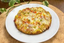 طرز تهیه پیتزا تخم‌مرغی ساده و سریع (فیلم آموزشی)