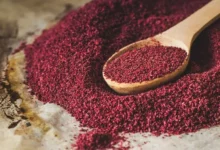 خواص سماق برای معده: بررسی علمی فواید، نحوه مصرف و عوارض جانبی