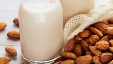 بررسی جامع خواص شیر بادام برای سلامت اعصاب و روان: از کاهش استرس تا بهبود خواب