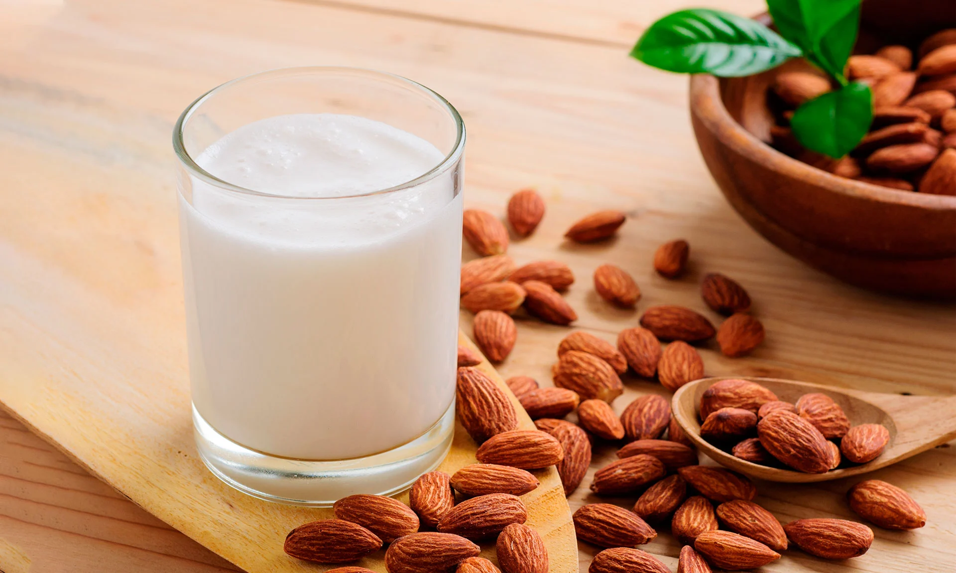 خواص شیر بادام برای چاقی صورت: افسانه یا واقعیت؟ بررسی جامع فواید و نکات مصرف
