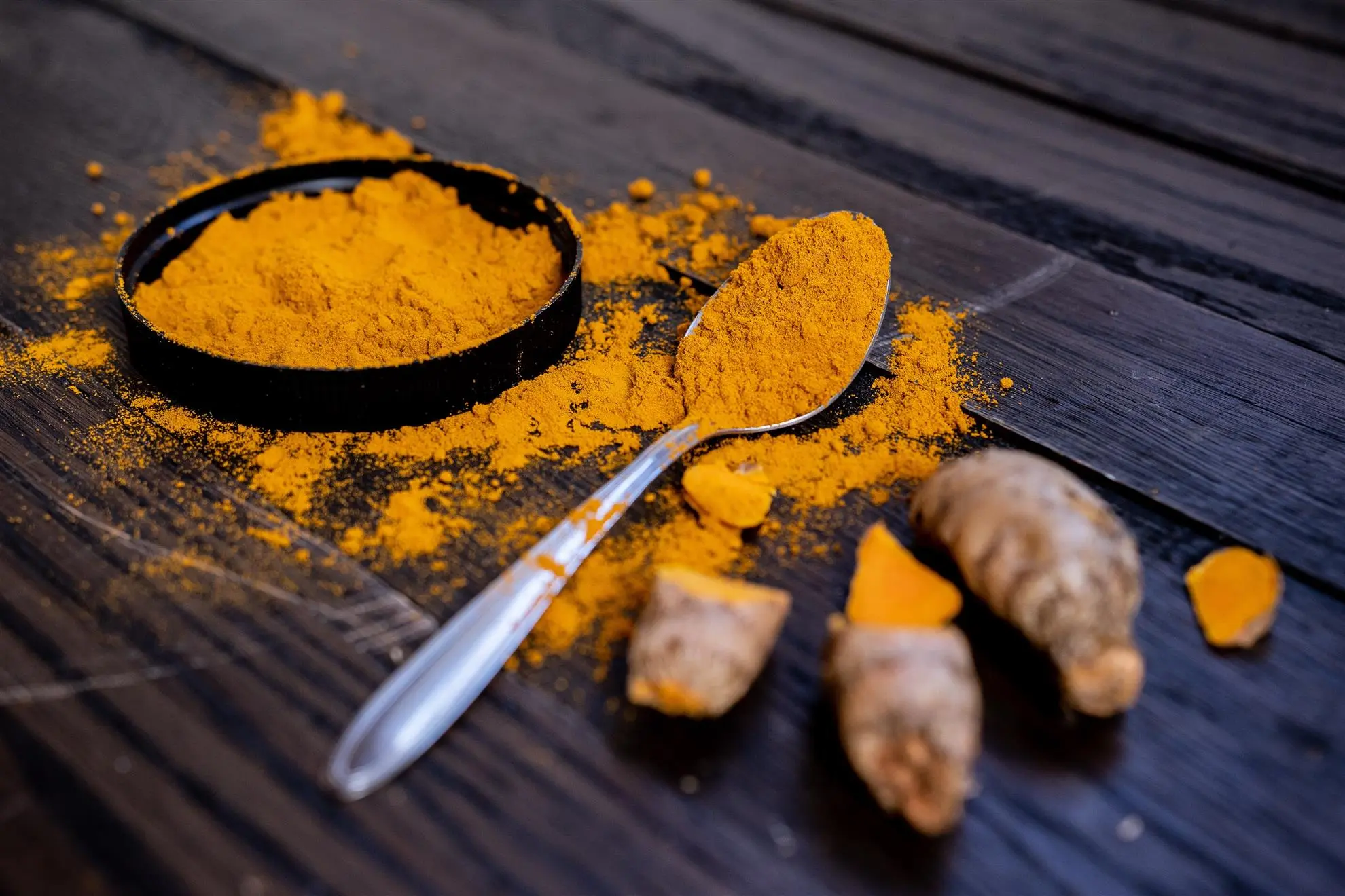 خواص زردچوبه برای پوست: از کاهش التهاب تا درخشش طبیعی و جوانسازی