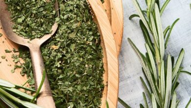 خواص روغن رزماری برای ابرو: آیا این درمان طبیعی واقعاً موثر است؟