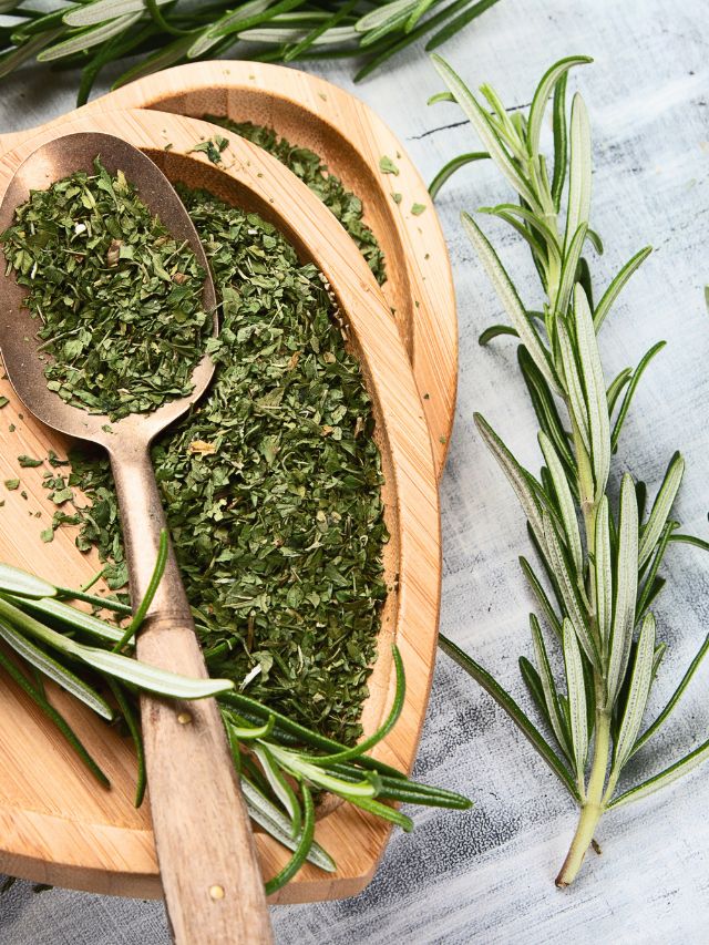 خواص رزماری برای عفونت: از فواید ضدباکتریایی تا نکات ایمنی و نحوه مصرف خواص رزماری برای عفونت: از فواید ضدباکتریایی تا نکات ایمنی و نحوه مصرف