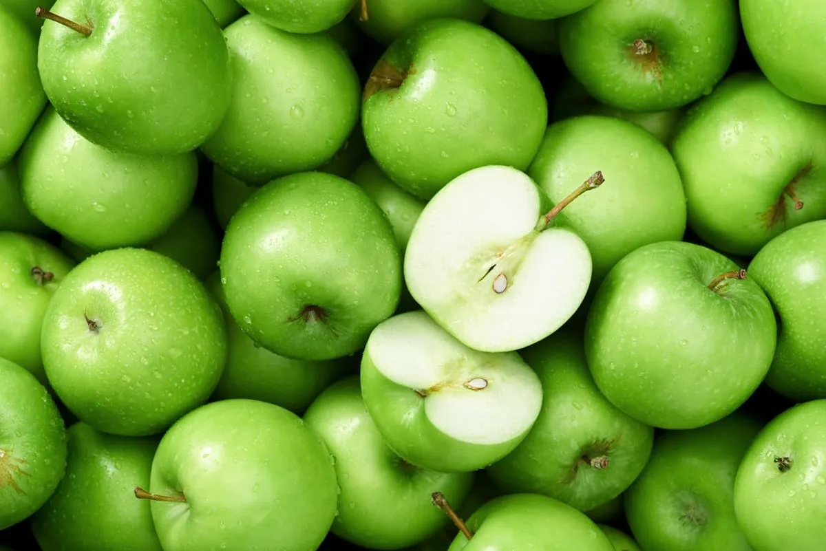 راهنمای جامع خواص سیب سبز برای پوست: فواید، خطرات و روش مصرف علمی