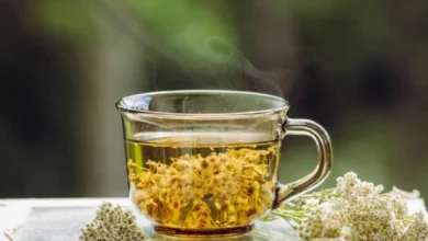 دمنوش بومادران برای زنان: بررسی جامع فواید، خطرات و نحوه مصرف علمی