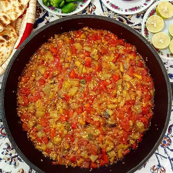 طرز تهیه یتیمچه (خوراک بادمجان و گوجه) طرز تهیه یتیمچه (خوراک بادمجان و گوجه)