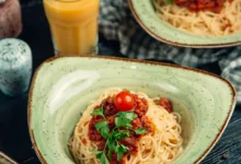 طرز تهیه ماکارونی ایرانی خوشمزه با گوشت چرخ کرده (به روش دم کردن)