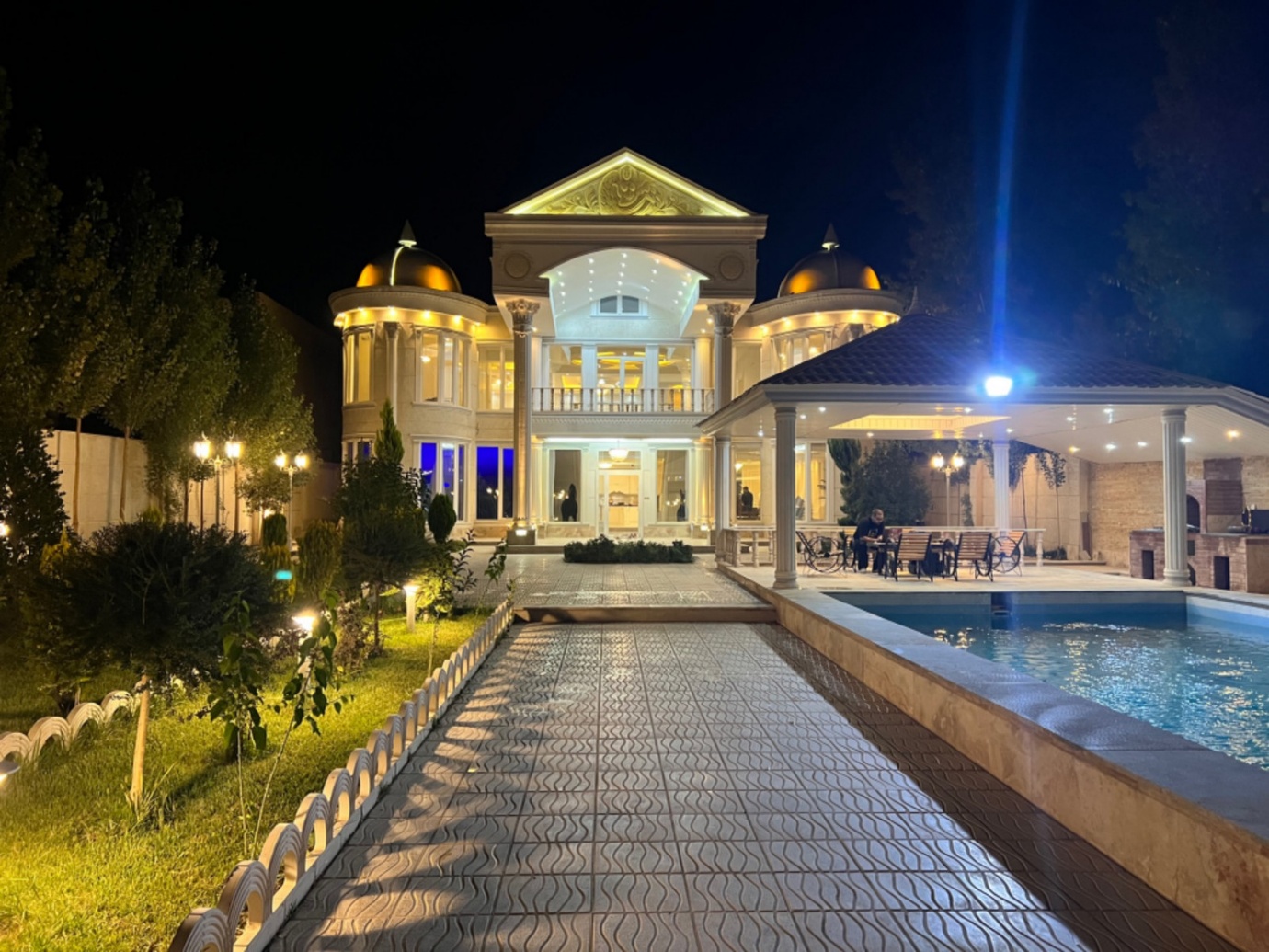 تجربه شبهای متفاوت با پیشنهادات جذاب شب Benefits of booking online and using discount codes
