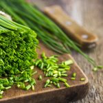 خواص شگفت‌انگیز تره: راهنمای جامع فواید، ارزش غذایی و نکات ایمنی
