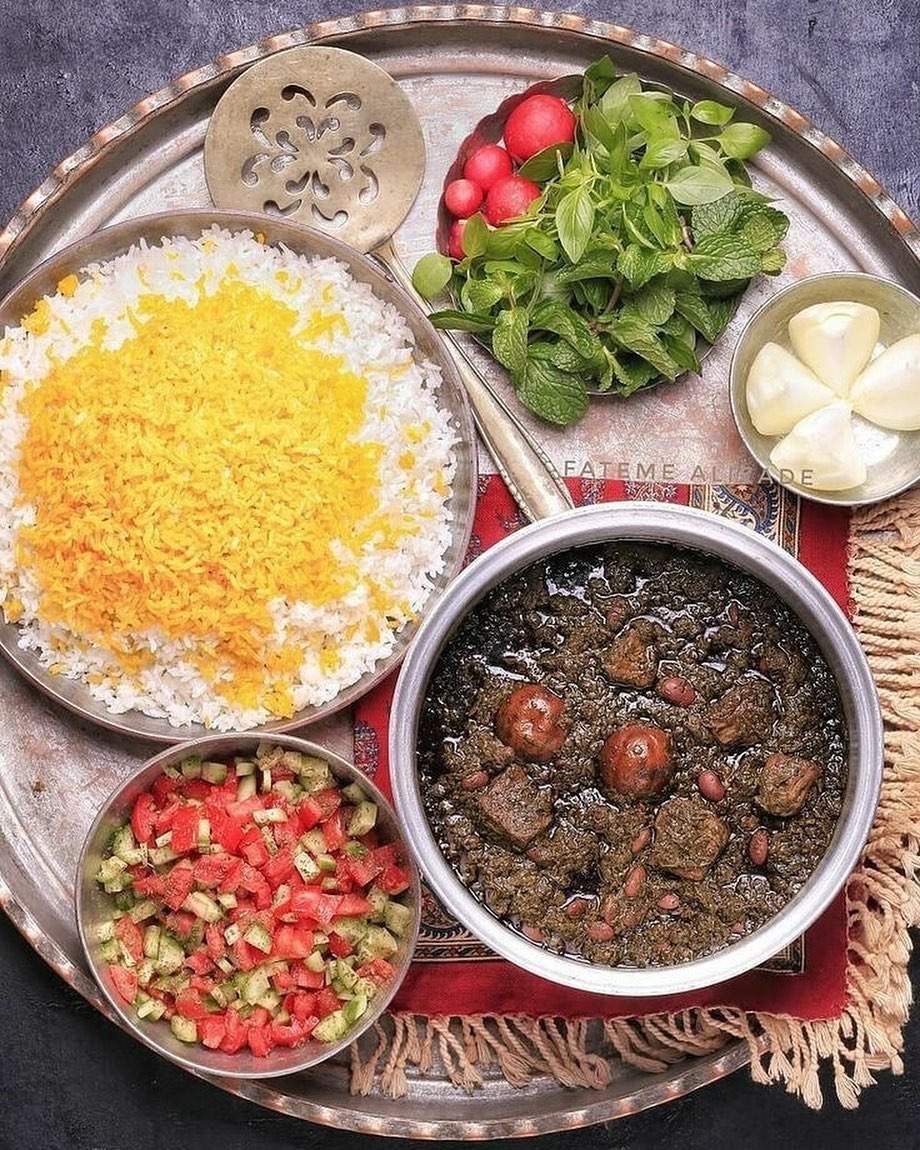 طرز تهیه خورش قورمه سبزی خانگی خوشمزه و ساده (مرحله به مرحله)